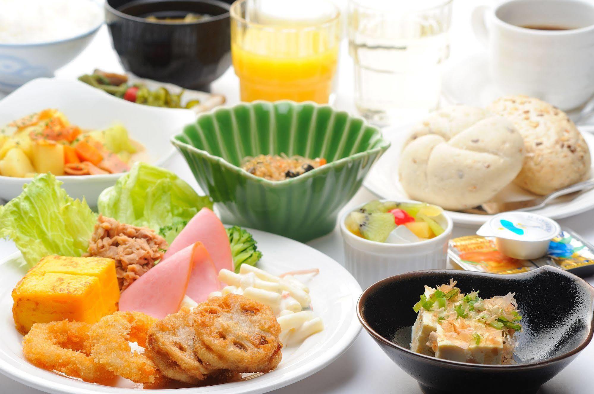 Hotel Route-Inn Toyama Ekimae Екстер'єр фото