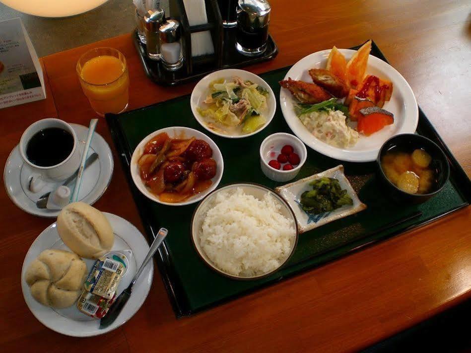 Hotel Route-Inn Toyama Ekimae Екстер'єр фото